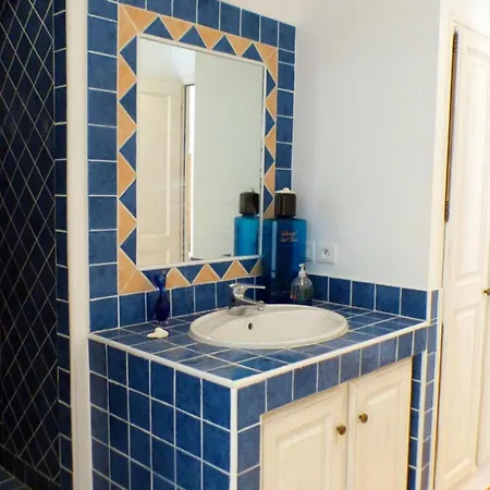 House With Pool In בנדול