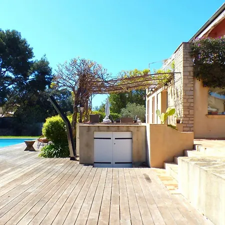 House With Pool In Semesterbostad