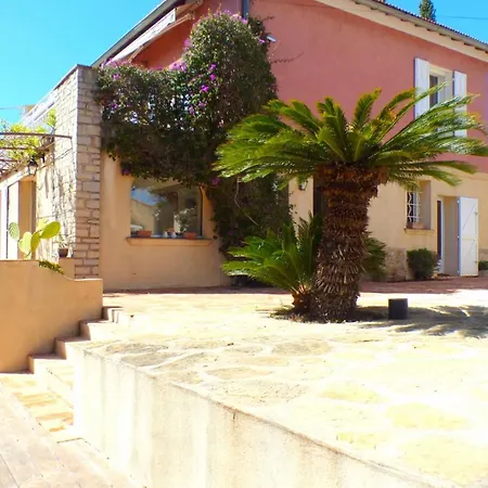 House With Pool In Semesterbostad *