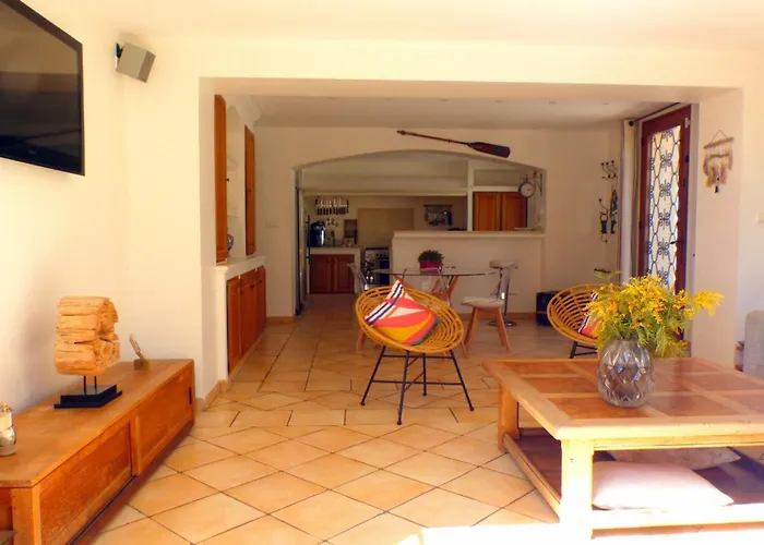 House With Pool In * Bandol
