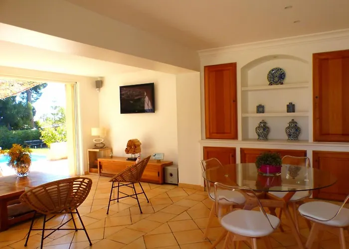 House With Pool In Casa vacanze *